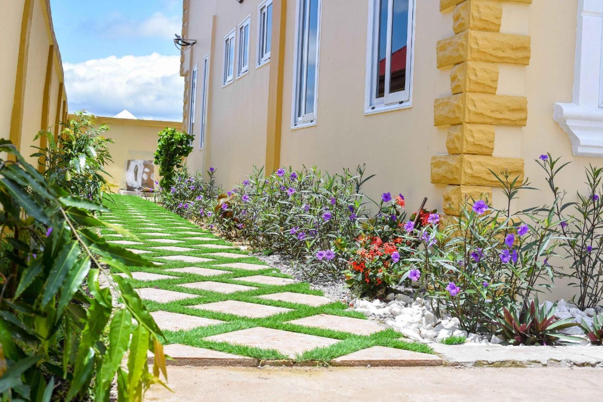 Seyramz Palace - Free Airport Pick Up - High Speed Starlink Wifi - Car Rental Tamale Exterior photo