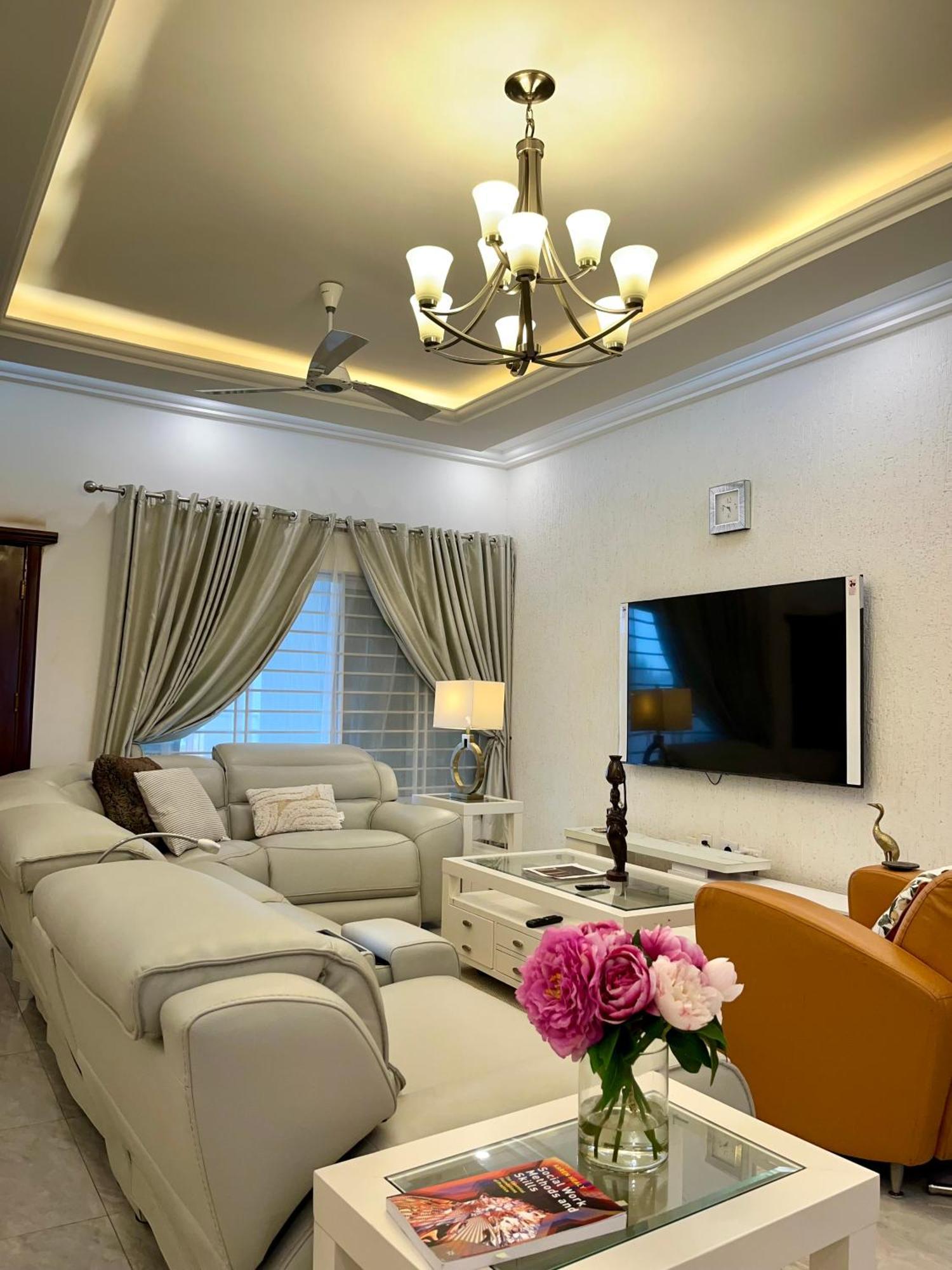 Seyramz Palace - Free Airport Pick Up - High Speed Starlink Wifi - Car Rental Tamale Exterior photo